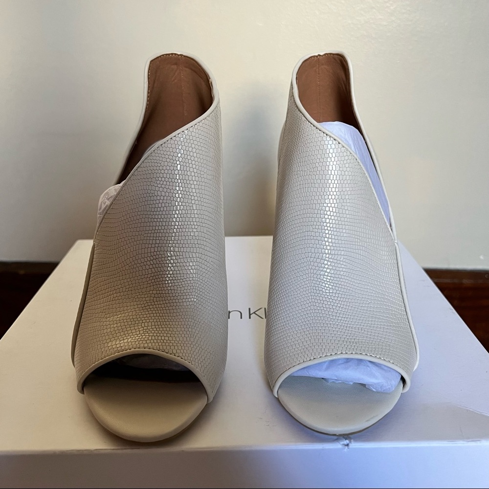 NWT Calvin Klein Nastassia Peep Toe Pump In Soft White Leather - Picture 13 of 16